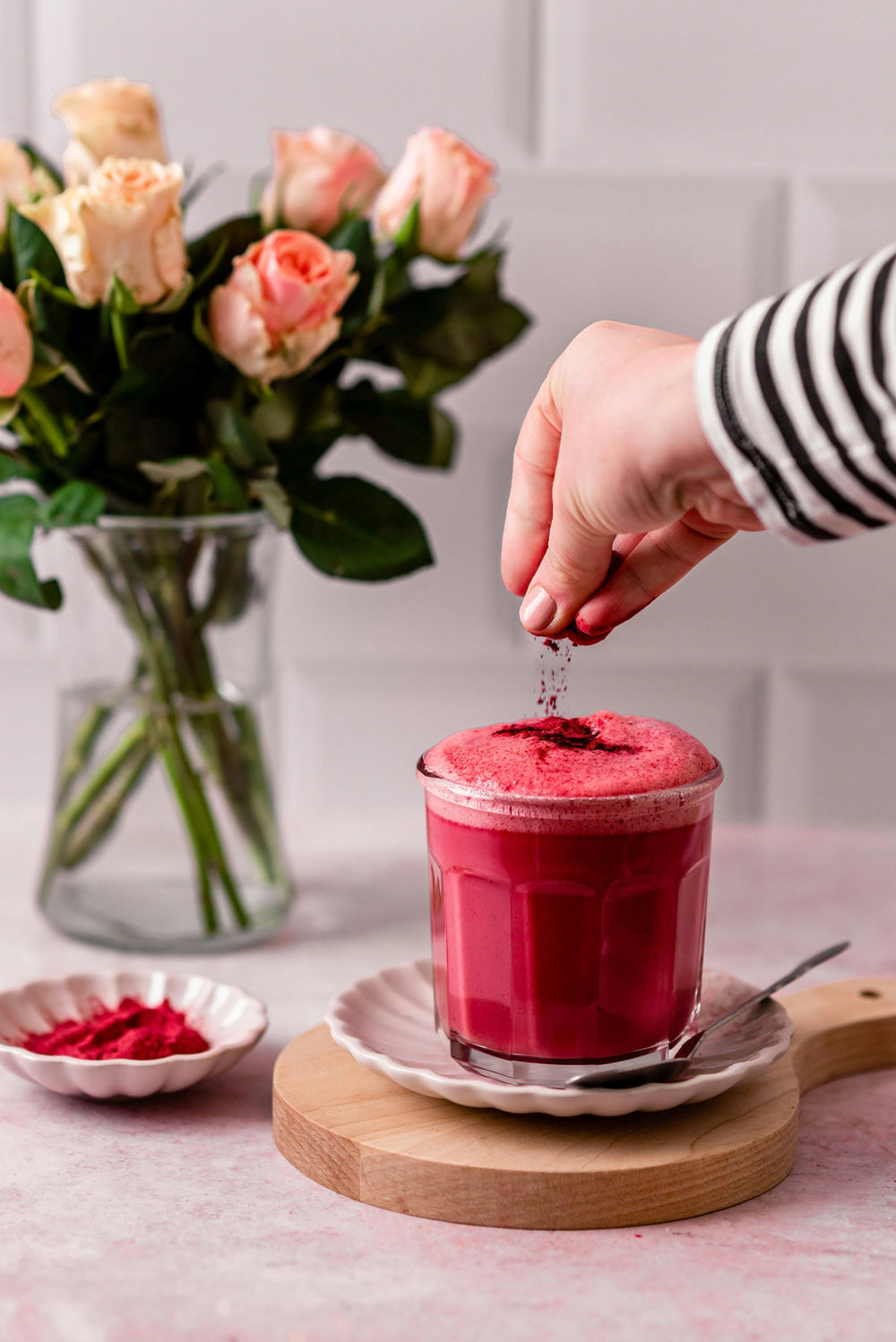 Hibiskus Rosé Latte – Recept på härligt syrlig och rosa latte