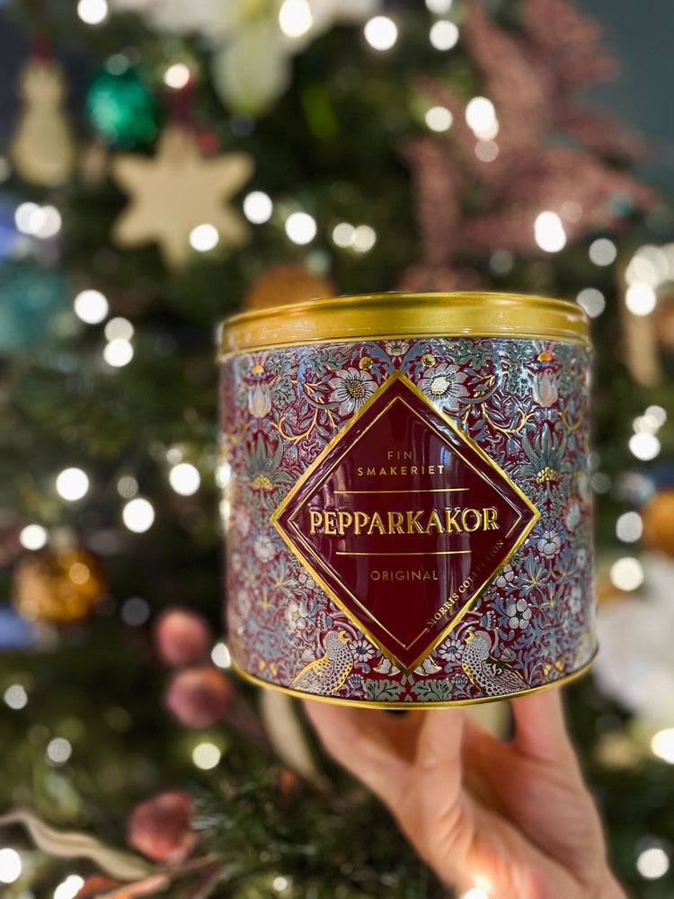 FINSMAKERIET – PEPPARKAKOR PLÅTBURK RÖD WILLIAM MORRIS 430 GRAM